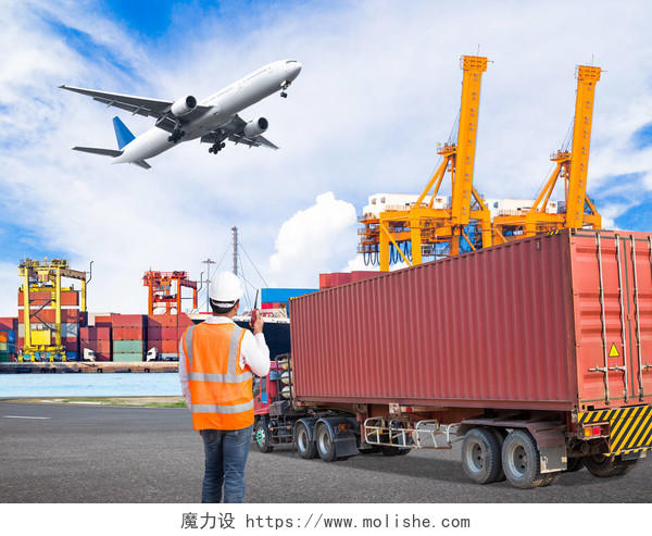 码头工人用对讲机控制装载集装箱工业港物流摄影图物流平台国际物流配送空运